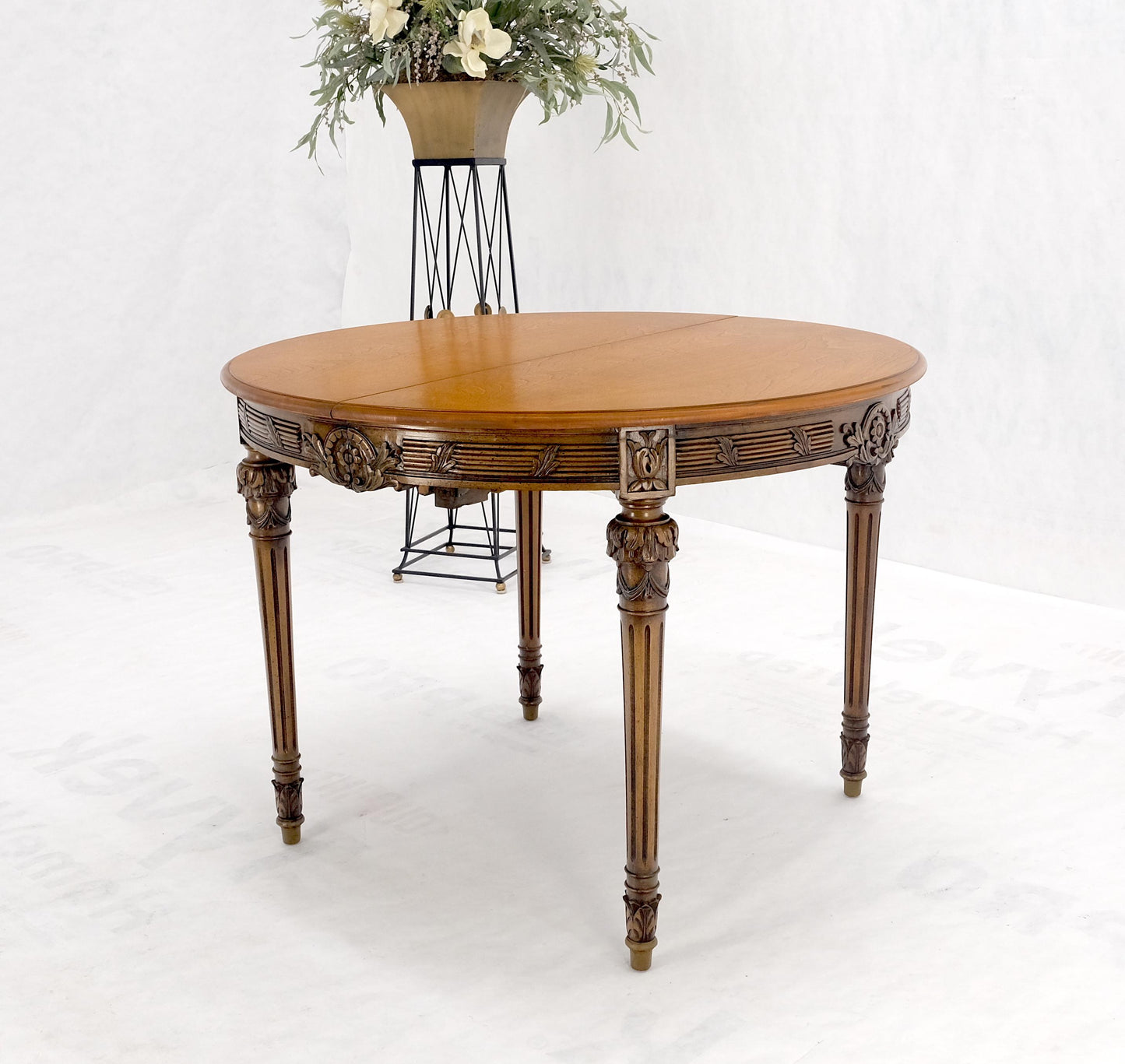 Round Racetrack w/ Two Large Leaves Carved Olive Finish Dining Table MINT!