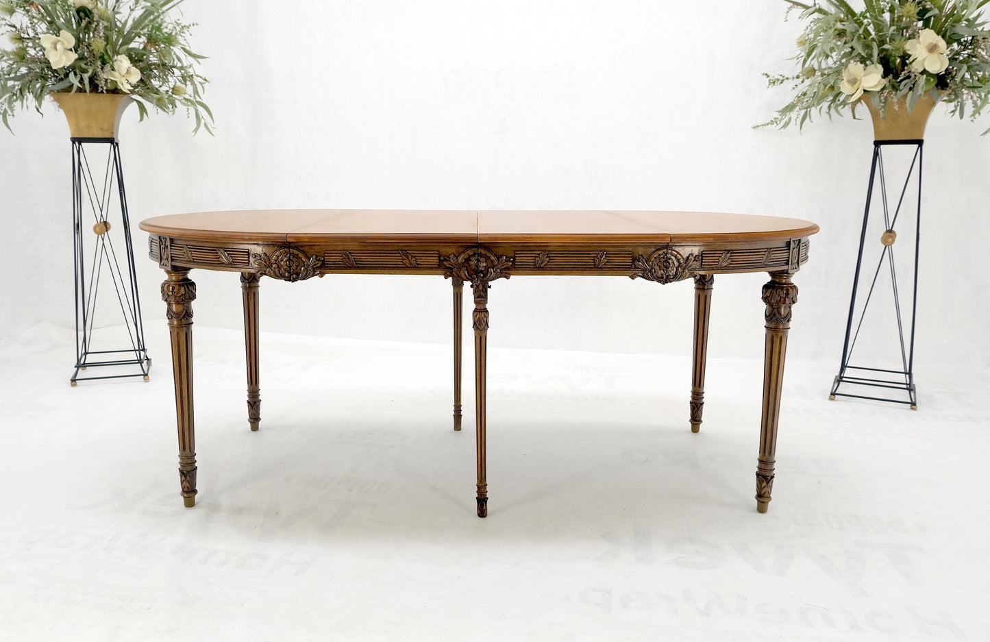 Round Racetrack w/ Two Large Leaves Carved Olive Finish Dining Table MINT!