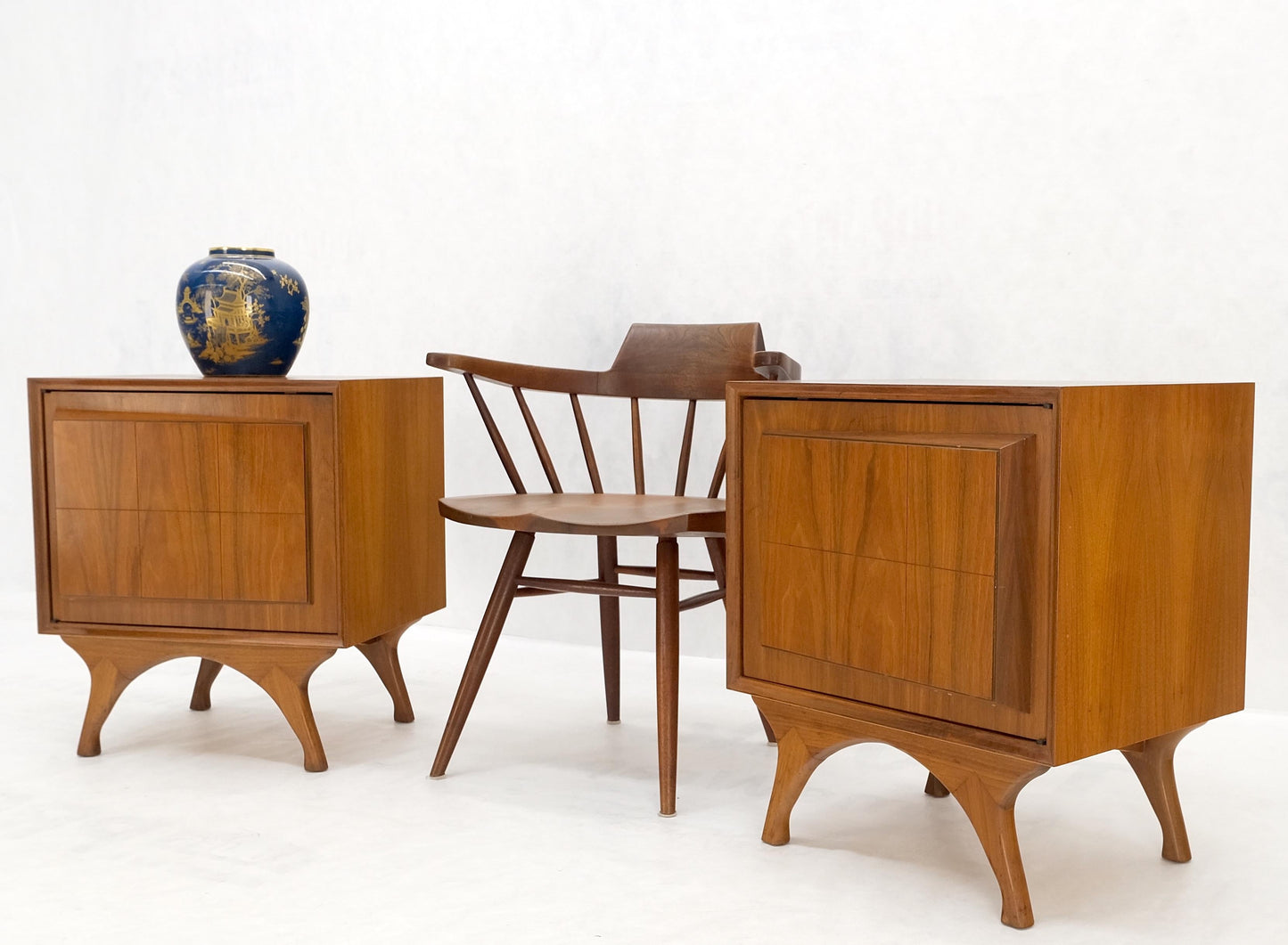 Pair Sculpted Fronts Legs Walnut Mid-Century Modern Nightstands End Tables MINT!