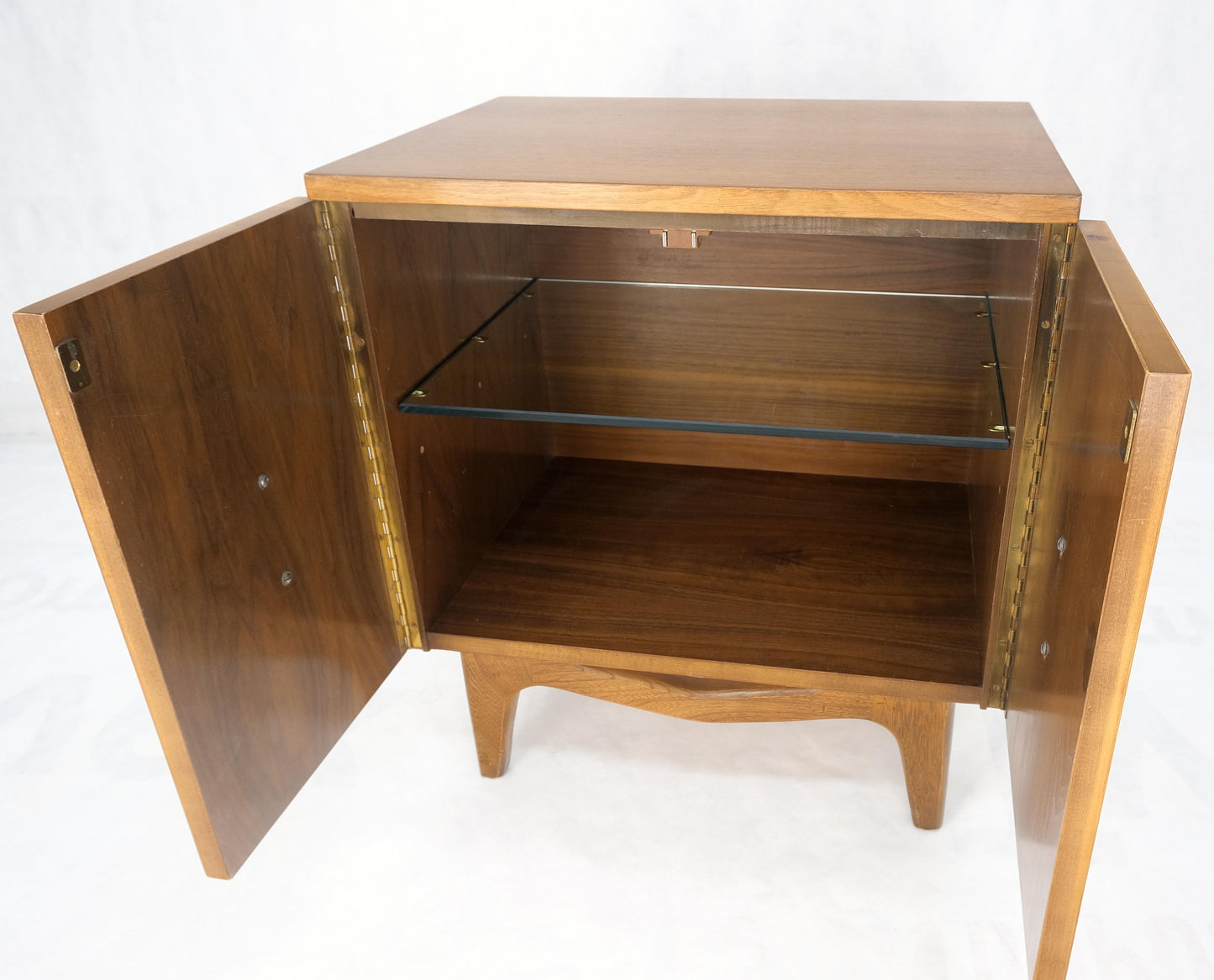 Light Walnut Banana Shape Pulls Two Doors End Table Nightstand Mint!