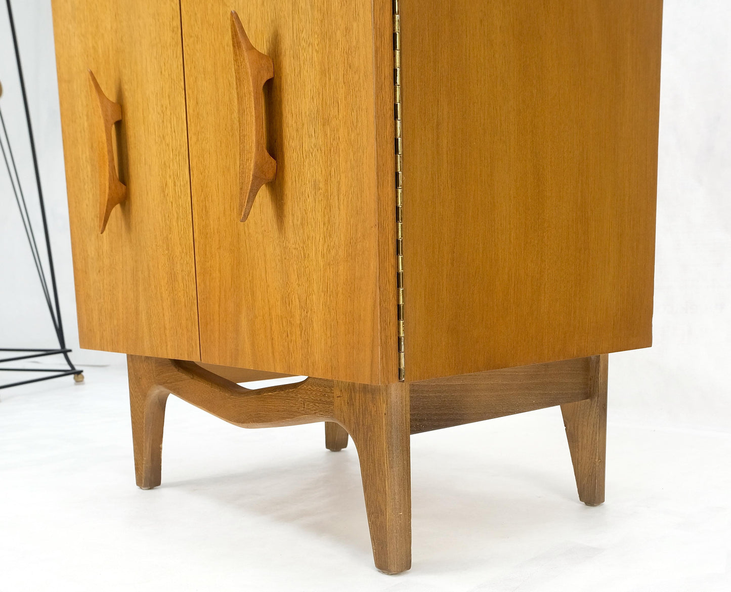 Light Walnut Banana Shape Pulls Two Doors End Table Nightstand Mint!