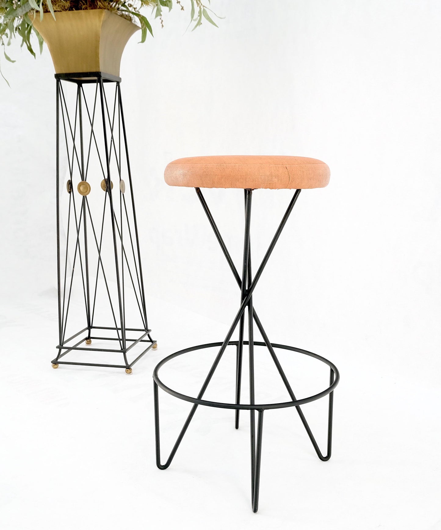 Frederick Weiberg Mid-Century Modern Wire Base Round Seat Bar Stool, circa 1970s