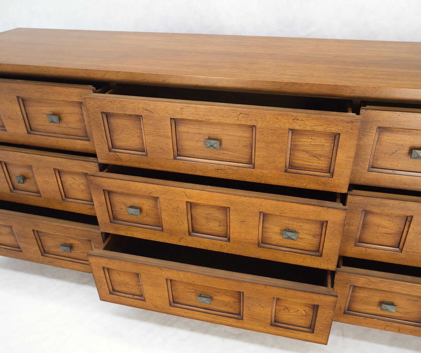 Mid-Century Modern Henredon 9 Drawers Long Dresser Credenza Pyramid Pulls Mint