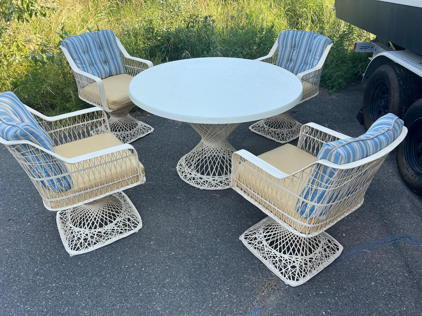 Spun Fiberglass 5 Pieces Round Dining Table 4 Chair Russel Woodard Outdoor Set