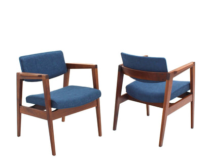 Solid Walnut Newly Upholstered Set of Four Gunlocke Chairs Risom Style