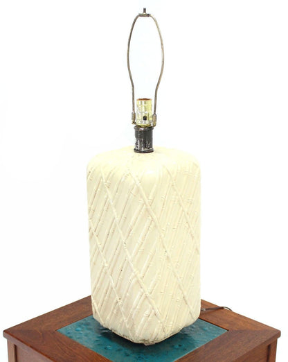 Rounded Corners Pedestal Shape White Faux Bamboo Decorated Pattern Table Lamp