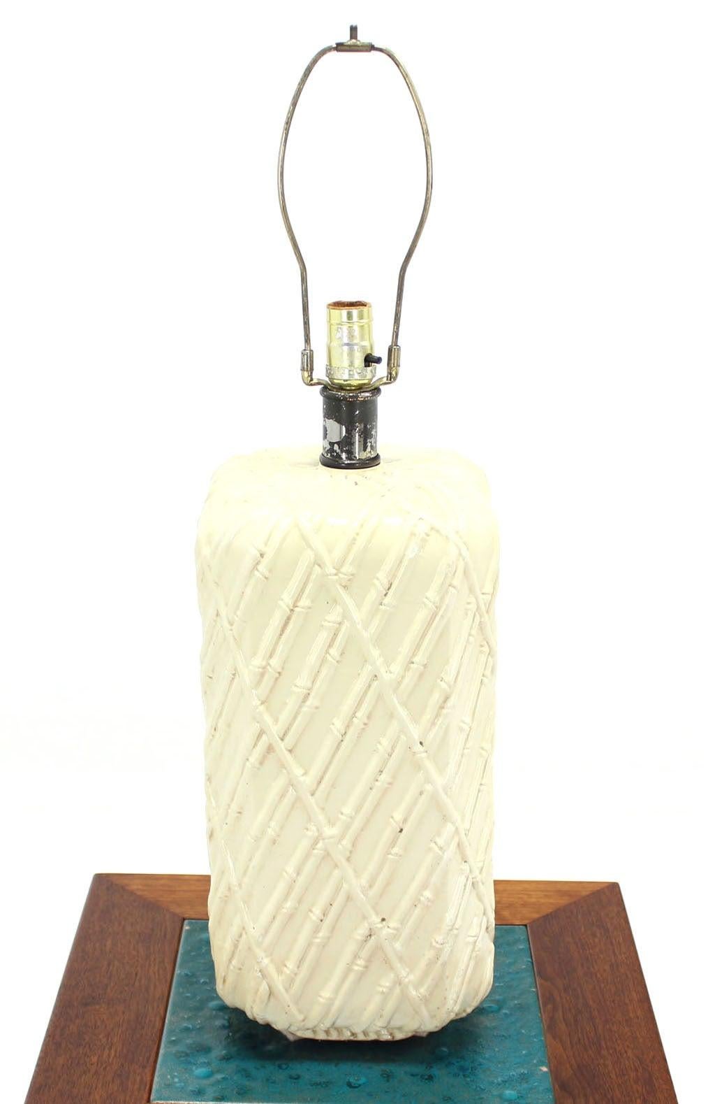 Rounded Corners Pedestal Shape White Faux Bamboo Decorated Pattern Table Lamp