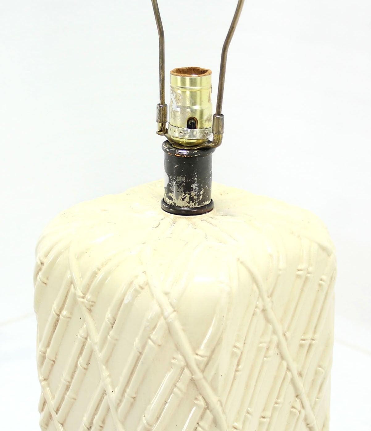 Rounded Corners Pedestal Shape White Faux Bamboo Decorated Pattern Table Lamp